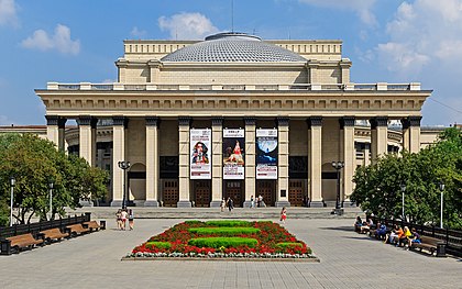 Vista frontal do teatro de ópera e balé de Novosibirsk, Rússia. (definição 5 011 × 3 132)