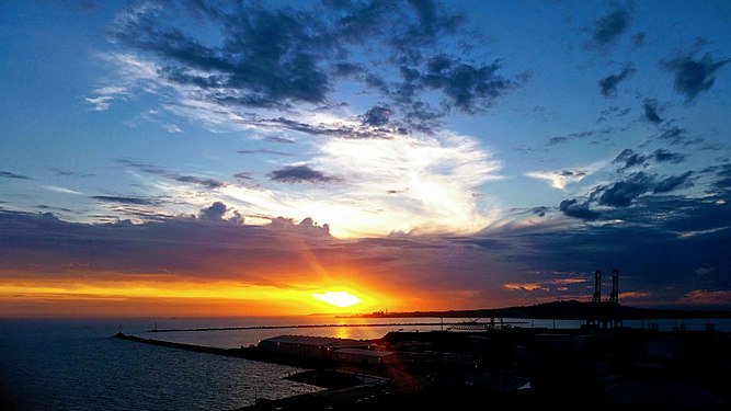 Atardecer sobre e Río de la Plata. El sol se asemeja a un ojo blanco