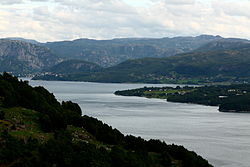 Pemandangan garis pantai dari Ombo di Finnøy