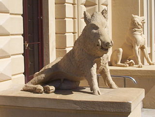 Detalle de los animales que custodian la fachada