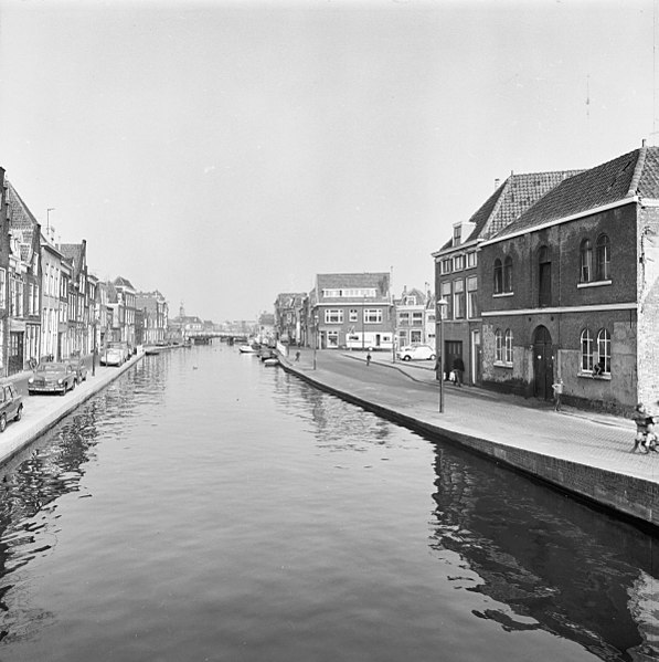 File:Overzicht Oude Rijn van Gepekte Brug naar Scheluwbrug - Leiden - 20133327 - RCE.jpg