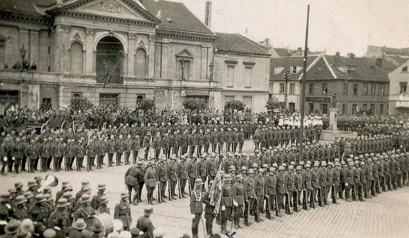 File:Parade of the Lithuanian Army in Klaipėda Theatre Square in 1923.jpg