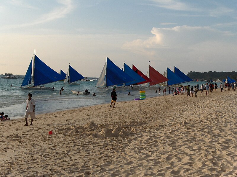 File:Paraw sailboats in Boracay.jpg