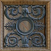 تفاصيل إمبراطورية من الحديد المطاوع لباب متحف اللوفر، مع رينكو، واثنين من سعف النخيل ونابليون