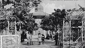 English: New Square kiosk installed in 1896. Español: Quiosco del Parque Central, visto desde el Real Palacio. Década de 1900. La plaza fue remodelada en 1896 instalando el kiosko en lugar de la fuente de Carlos III y colocando la reja perimetral, una concha acústica en la esquina noreste y un monumento a Cristóbal Colón en la esquina noroeste.