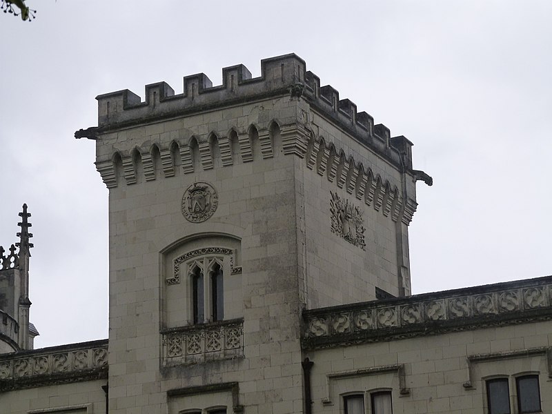 File:Partie haute de la tour d'entrée.JPG