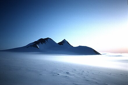 Антарктические горы. Массив Винсон Антарктида. Гора Винсон. Антарктида трансантарктические горы. Горный массив Винсон.