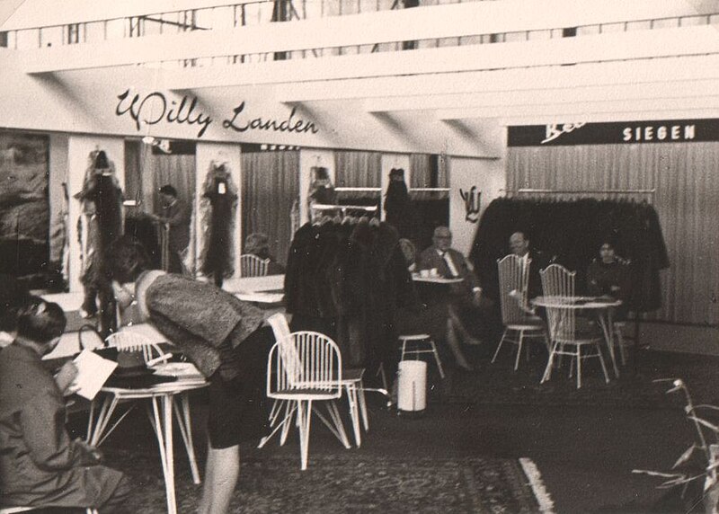 File:Pelzhandels-Zentrum Niddastraße S. 51, Rauchwaren-Messe April 1965, Willy Landen (Köln).jpg