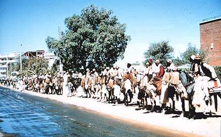 Људи на коњу у Форт Лами.