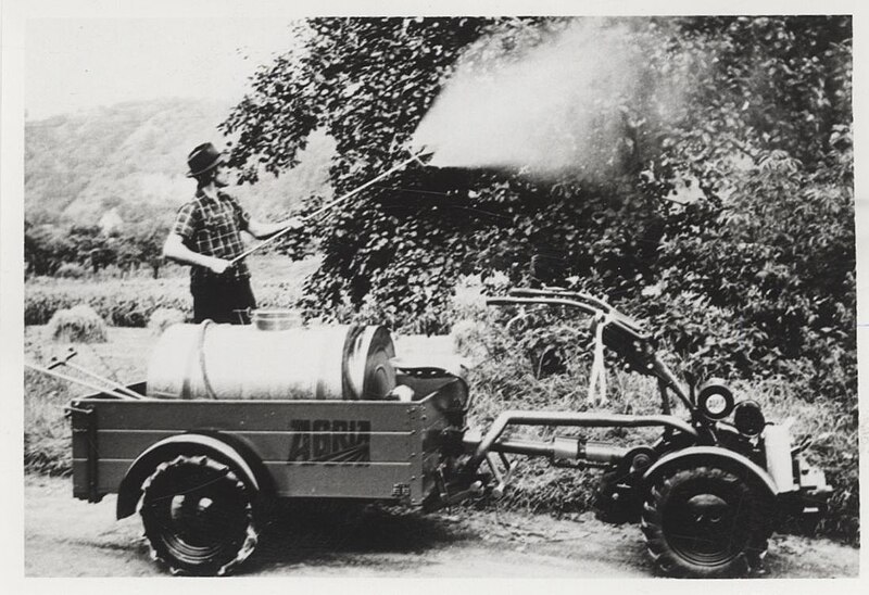 File:Photo Rototiller equipped with trailer for parasite cleanse 1963 - Touring Club Italiano 13138.jpg