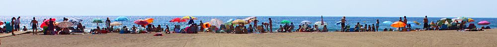 La vita infuria sulla spiaggia