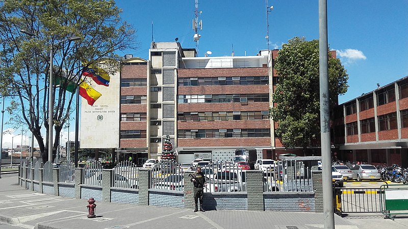 File:Policía metro de Bogotá - Colombia.jpg