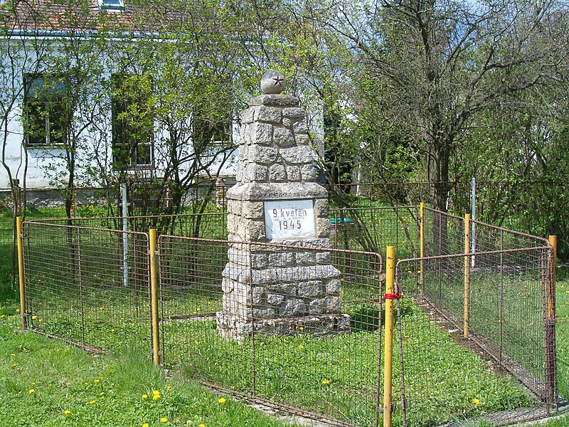 File:Pomník osvobození Chvaletín.JPG