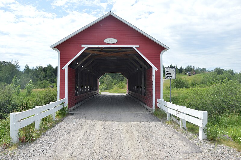 File:Pont couvert de Sainte-Jeanne-d'Arc, Saguenay–Lac-Saint-Jean, Québec 03.jpg