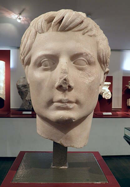 File:Portrait dOctave (Octavian), vers 35 av. J.-C., retrouvée à Béziers en avril 1844 dans la maison Gasc, MSR, Musée Saint-Raymond (7221013320).jpg