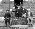 Portrait d'un groupe d'amis à Roy, près de Marche-en-Famenne, 1916.