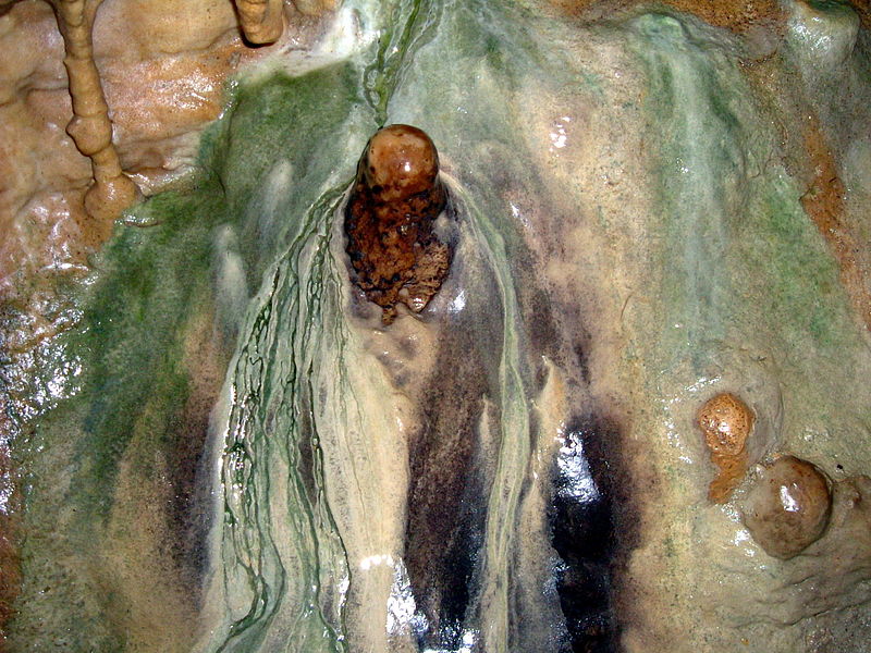 File:Pottenstein Teufelshöhle Tropfsteine 4.JPG