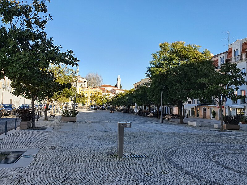 File:Praça 5 de Outubro, Torres Novas 01.jpg