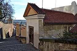 Vstup ze Zámeckých schodů do bývalého kláštera theatinů v Praze na Malé Straně