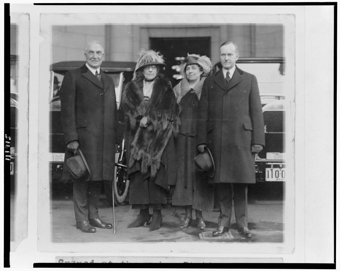 File:President and Mrs. Harding and Vice President and Mrs. Coolidge standing at Union Station, on their arrival for the inauguration LCCN94511979.tif