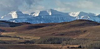 <span class="mw-page-title-main">Pyriform Mountain</span> Mountain in Alberta, Canada