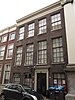 Huis achter lijstgevel