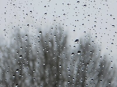 Storm Ruzica: Photo: Raindrops on window in Germany (Sturmtief Ruzica: Regentropfen auf einer Fensterscheibe in Deutschland), am Montag, 8. Februar 2016 in Marburg.