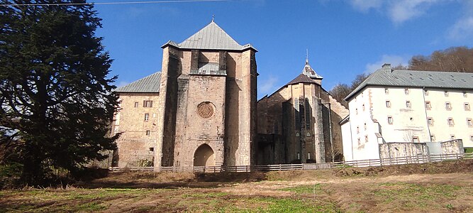 La Real Colegiata de Santa María de Roncesvalles vista desde la regata de Arrañosin. La estructura de la izquierda se corresponde con la Capilla de San Agustín quedando la iglesia más a la derecha, en la parte central de la imagen.
