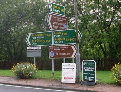 A set of bilingual signs on the A82 in Crianlarich