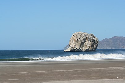 Esta formación rocosa, conocida como la Roca Bruja, en el Parque nacional Santa Rosa, es uno de los principales puntos para la práctica del surf en Guanacaste.