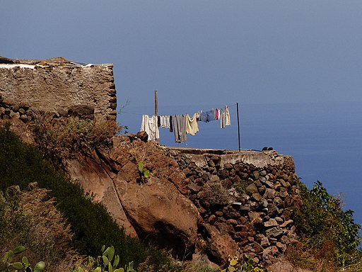 Ropa tendida en terraza, Isla de Alicudi, Islas Eolias, Sicilia, Italia, 2015