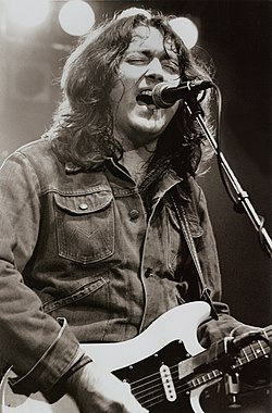 Rory Gallagher esiintymässä Manchesterissa 1982.