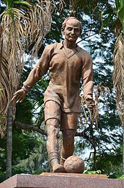 Statue of Sailen Manna, who was awarded the inaugural Mohun Bagan Ratna. Sailendra Nath Manna Statue - Salt Lake City - Kolkata 2016-05-24 2631.JPG