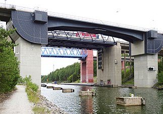 Tre broar: Saltsjöbron (närmast), E4-bron och nya Järnvägsbron.