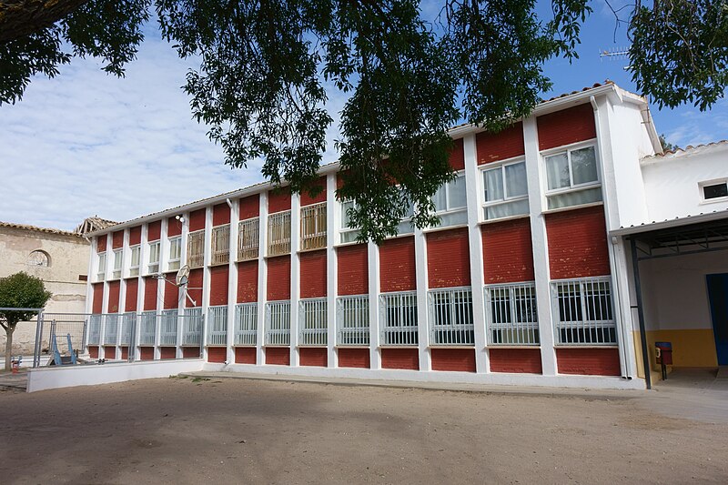 File:Santa María del Campo Rus, colegio.jpg