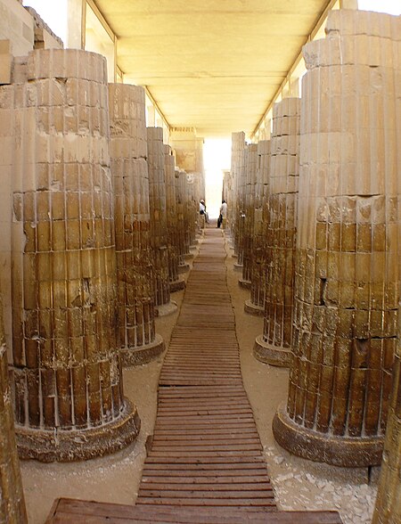 Tập_tin:Saqqara_-_Pyramid_of_Djoser_-_Mortuary_temple_-_Hypostyle_hall.JPG