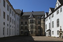 Blick in den Hof des Schlosses: links der Süd-, in der Mitte der West- und rechts der Nordflügel