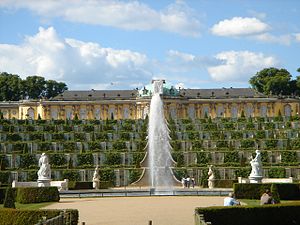 Schloss Sanssouci mit dem Marmorsaal. Davor die Weinbergterrassen und das Brunnenbecken mit der Großen Fontäne und Götterfiguren aus der römischen Mythologie.