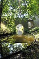 Wassergraben mit Schlossmauer