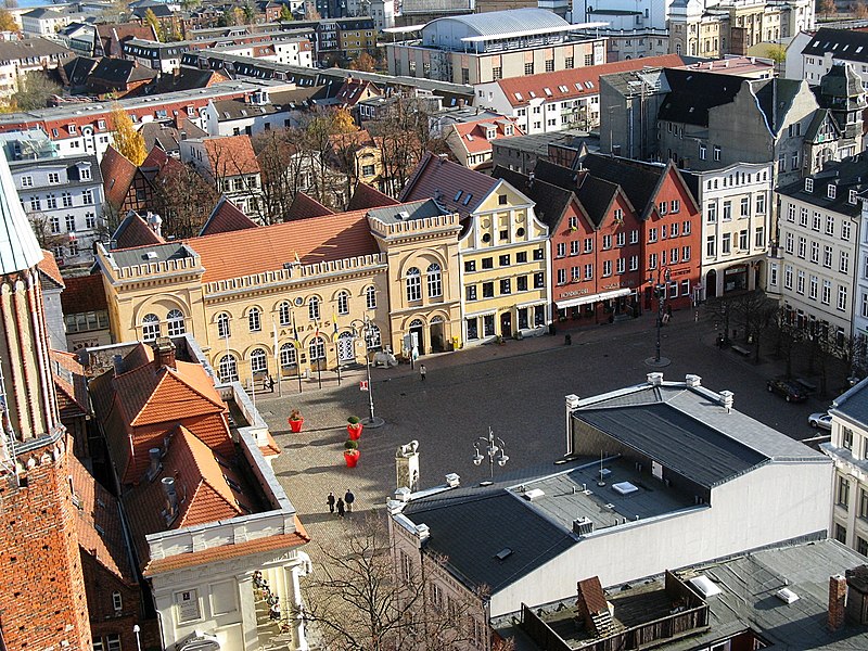 File:Schwerin Markt Rathaus 2007-11-04.jpg