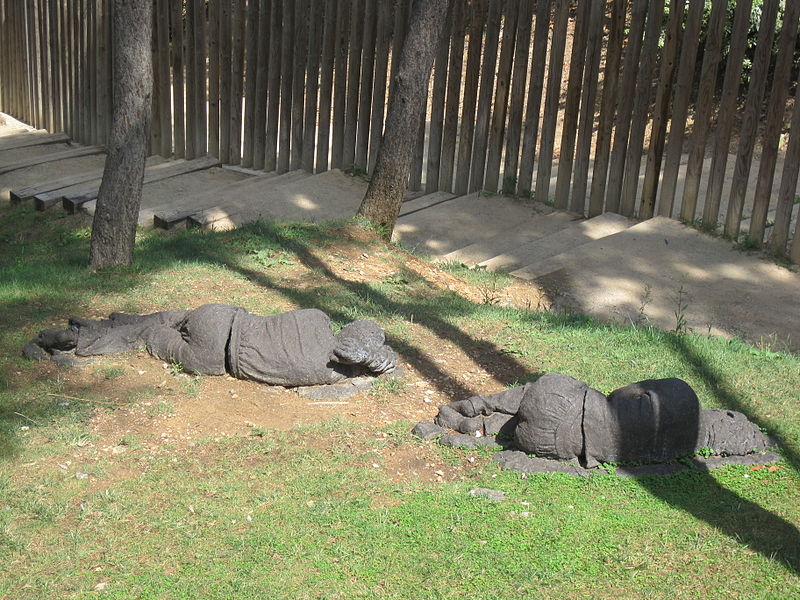 File:Sculptures in Barcelona.jpg