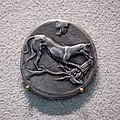 Circa 412-400 a.C.: Didracma in Ag: cane che mangia testa di cervo e testa di donna - Berlin, Münzkabinett der Staatlichen Museen.
