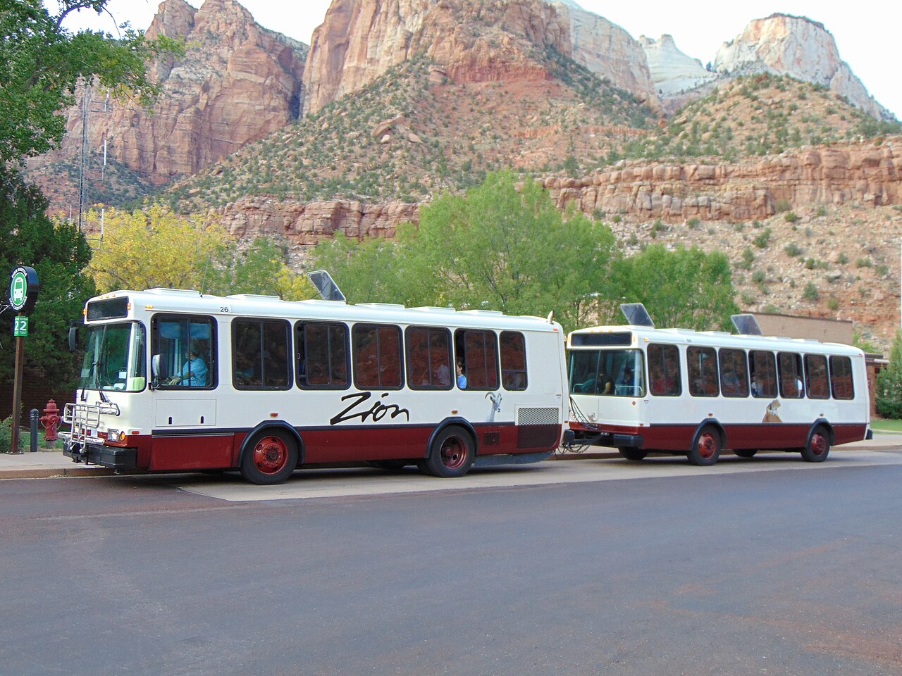 Autobus a rimorchio 1280px-Shuttle_buses_at_Zion_Human_History_Museum%2C_Oct_16