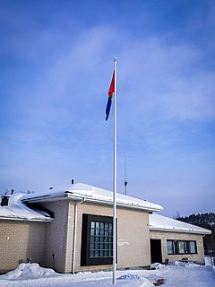 Sjundeå församlingshem på samernas nationaldag. Samiska flaggan i topp.