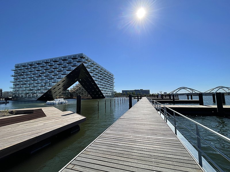 Sluishuis gezien vanaf de publiek toegankelijke steiger. Rechts is de Enneüs Heermabrug te zien.