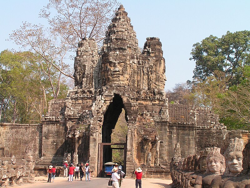 File:South gate to Angkor Thom.jpg