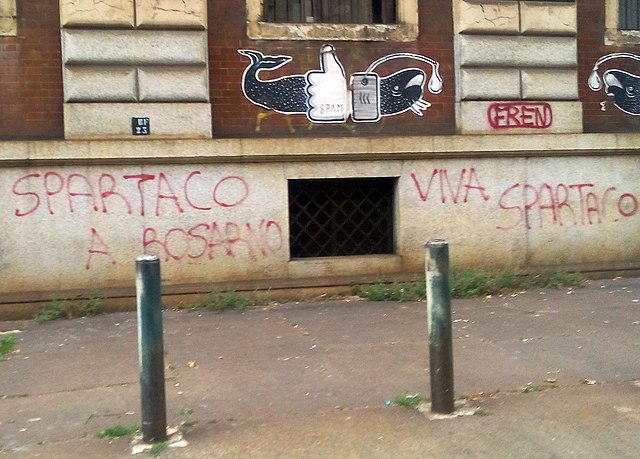 Viva Spartaco, Spartaco a Rosarno: graffiti connecting Spartacus with 2010 Rosarno riots between locals and migrant farm workers