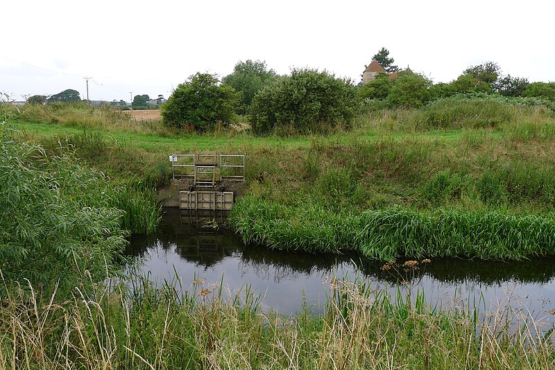 File:Stapleford Meadow Flap Valve, on the River Witham - geograph.org.uk - 4081942.jpg