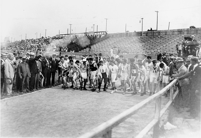 File:Start of Olympic Marathon 1904.jpg