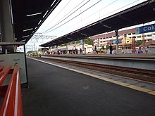 The old building and platform of Cakung Station (2016) Stasiun Cakung .jpg